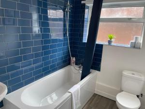 Spring Crescent Apartments - 2 Bed with Garden & Parking, Sleep 6