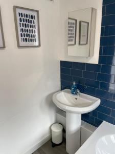 Spring Crescent Apartments - 2 Bed with Garden & Parking, Sleep 6