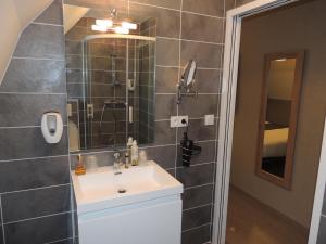 Hotels Logis Hotel-restaurant Les Coudercous : Chambre Familiale avec Douche 