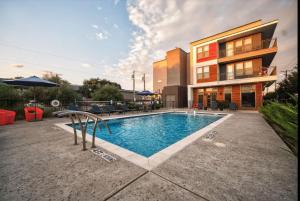 Chic Oak Lawn 2BR - Skyline Views & Resort Pool