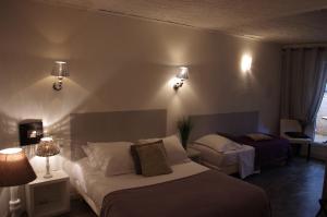 Hotels Lou Cigaloun : Chambre Triple avec Salle de Bains Privative