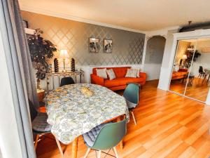 Gilford Stay Pool, Balcony, WiFi & Parking