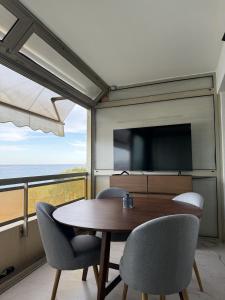 Studio2 with Sea View - French Riviera Retreat