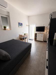 Cozy Studio Apartment Near Beach