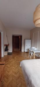 city center 2 separte rooms 1 kitchen very quite 70m