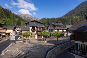 Le Bellevue 08 Cozy Alpine Flat | Pool & Mountain Views - Happy Rentals