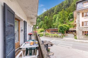 Le Bellevue 05 Walk to Ski Lifts Argentière Retreat | Balcony & Pool - Happy Rentals