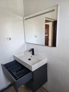 ‘JASPER’ Private Room with shared bathroom