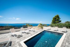 Deluxe apartment with swimming pool