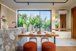 Art Villas- Designer Pool Retreat Close to Shops & Dining