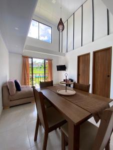 apartamento dúplex con balcón y central