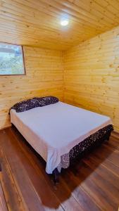 cabaña campestre con jaccuzi y vista a la montaña