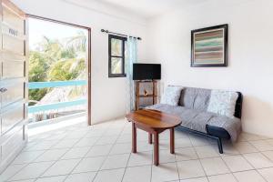 Charming Suite with WiFi AC Shared Pool Grill Area & Rooftop Deck