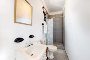 Charming Suite with WiFi AC Shared Pool Grill Area & Rooftop Deck