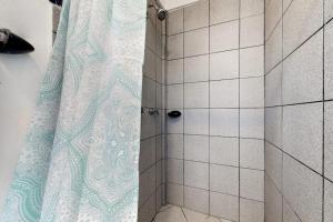 Charming Suite with WiFi AC Shared Pool Grill Area & Rooftop Deck