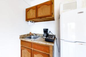 Affordable Suite on Gated Property with Rooftop Deck WiFi AC and Shared Pool