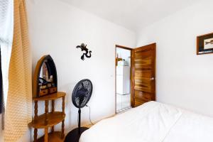 Affordable Suite on Gated Property with Rooftop Deck WiFi AC and Shared Pool