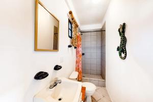 Affordable Suite on Gated Property with Rooftop Deck WiFi AC and Shared Pool