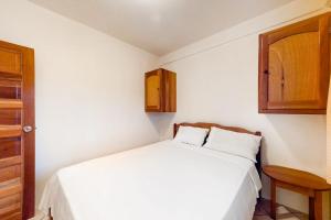 Cozy Suite for Two with WiFi AC Shared Pool Grill & Sunsets from the Rooftop