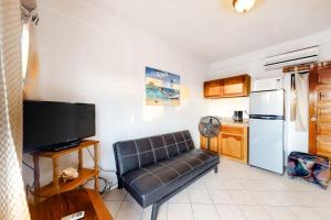 Budget-Friendly Suite with WiFi AC Shared Pool & Grill - Bike to Beach