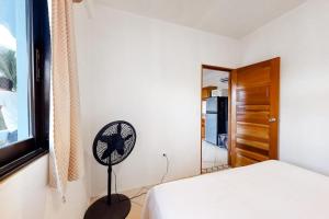 Budget-Friendly Suite with WiFi AC Shared Pool & Grill - Bike to Beach