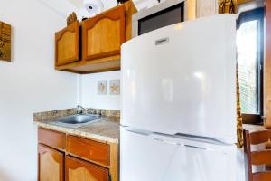 Cozy Suite w WiFi AC Shared Sundeck & Pool - Rooftop with Great Views