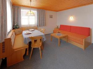 Cozy holiday apartment with balcony near ski slope