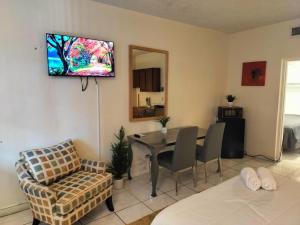 Spacious Studio Close to the Beach & Shops 2339