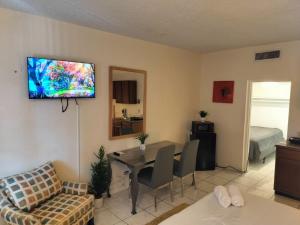 Spacious Studio Close to the Beach & Shops 2339