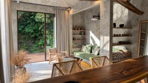 Bamboolina Villa - Jungle Retreat with River Access