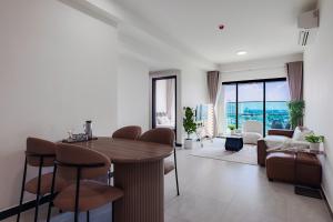 Minimal Luxury Apartment District 4