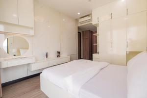 Luxury Corner 2BR - Dream Lake & Pool Views