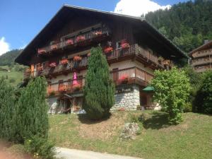 Grand appartement pour 11 pers. avec belle vue sur le village - FR-1-886-134