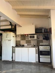 Casa en el pueblo frente al río y al camino de la costanera con parrilla
