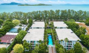 Pool View 2BR Walk to Beach & Cafés C327