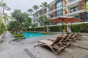 Pool View 2BR Walk to Beach & Cafés C327