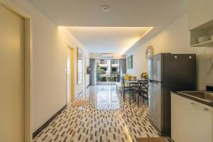 Pool View 2BR Walk to Beach & Cafés C327