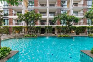 Pool View 2BR Walk to Beach & Cafés C327