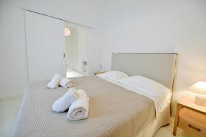 Theros Hydra apartment