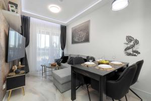 Stylowy Apartament z Parkingiem Podziemnym i Klimatyzacją na Bulwarach Szczecińskich by Noclegi Renters