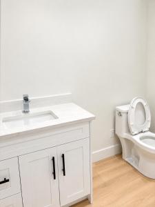 Private Queen Room with Private Bathroom Near Steveston