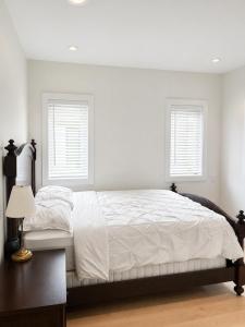 Private Queen Room with Private Bathroom Near Steveston