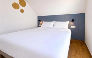 Cozy Home In Rowy With Wifi