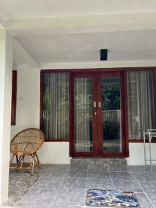 Hibiscus house Kuta Lombok 1 bedroom and kitchen