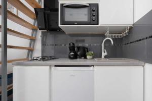 Unique Studio with Remote Work Space in Warsaw by Noclegi Renters