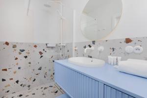 Stylish Apartment with a Balcony and Parking by Noclegi Renters