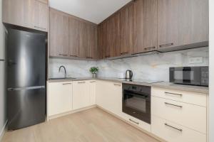 Spacious Apartment with Parking Near the Old Town by Noclegi Renters