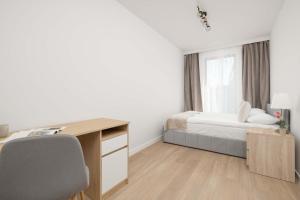 Spacious Apartment with Parking Near the Old Town by Noclegi Renters