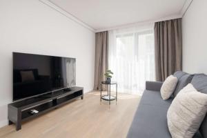 Spacious Apartment with Parking Near the Old Town by Noclegi Renters