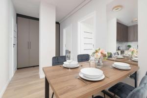 Spacious Apartment with Parking Near the Old Town by Noclegi Renters